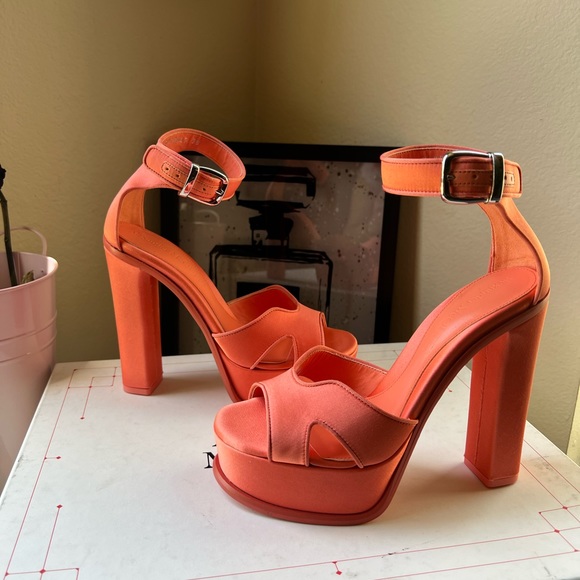 FINAL SALE🤍ALEXANDER MCQUEEN apricot satin heeled sandals ❤️ - Picture 4 of 16